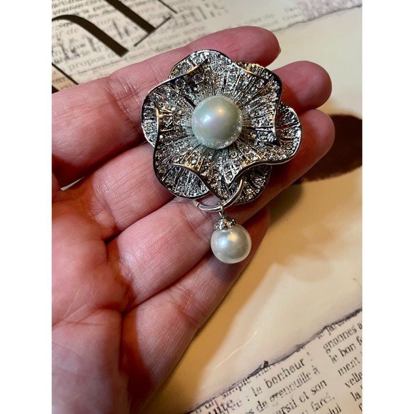 Small Bling Camelia Brooch with Pearl - Picture 3 of 8